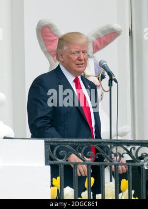 Le président des États-Unis Donald J. Trump fait des remarques liminaires alors que lui et sa première dame Melania Trump accueillaient le « Easter Egg Roll » annuel sur la pelouse sud de la Maison Blanche, à Washington, DC, le lundi 17 avril 2017. Photo de Ron Sachs / CNP /ABACAPRESS.COM Banque D'Images