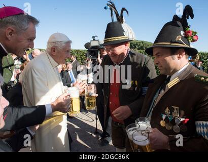 Le pape Benoît XVI à la retraite célèbre son 90e anniversaire dans le jardin du Vatican le 17 avril 2017. Benoît fête avec une pinte de bière. L’anniversaire de Benoît XVI, qui tombe le dimanche de Pâques de cette année, est célébré dans le style bavarois, en accord avec les racines du pontife émérite. Une délégation de Bavière, le frère aîné de Benoît, Monseigneur Georg Ratzinger, et son secrétaire privé Georg Ganswein, assisteront au parti. Benoît est «serene, dans la bonne humeur, très lucide. Certes, sa force physique diminue. Il est difficile pour lui de marcher. Cependant, il utilise un marcheur, qui assure l'autonomie en mouvement Banque D'Images