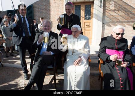 Le pape Benoît XVI à la retraite célèbre son 90e anniversaire avec le premier ministre de l'État de Bavière, Horst Seehofer (L) dans le jardin du Vatican le 17 avril 2017. Benoît fête avec une pinte de bière. L’anniversaire de Benoît XVI, qui tombe le dimanche de Pâques de cette année, est célébré dans le style bavarois, en accord avec les racines du pontife émérite. Une délégation de Bavière, le frère aîné de Benoît XVI, Monseigneur Georg Ratzinger (À DROITE) et son secrétaire privé Georg Ganswein (C) assistent au parti. Benoît est «serene, dans la bonne humeur, très lucide. Certes, sa force physique diminue. C'est dur f Banque D'Images