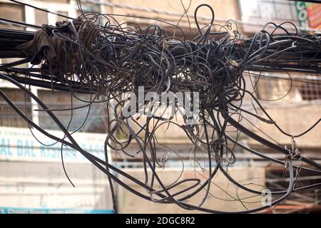 Jonction spaghetti. Masse enchevêtrée de câbles électriques aériens et de télécommunications, marché de Chandi Chowk, Old Delhi, Inde Banque D'Images