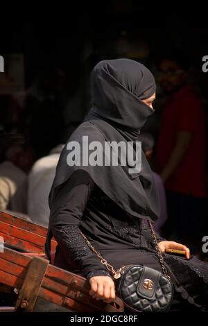 Femme musulmane en tenue noire islamique, marché de Chandi Chowk, Old Delhi, Inde Banque D'Images