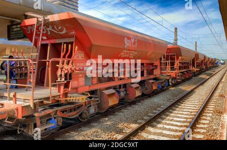 Bruxelles, Belgique - juin 2019 : train de fret à la plate-forme à l'intérieur de la gare Bruxelles-Nord. Banque D'Images