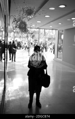 Des trous de balle sont visibles dans une fenêtre près du grand magasin Marks and Spencer sur les champs-Elysées à Paris, en France, le 21 2017 avril, après la fusillade d'un policier hier. Un policier a été tué et un autre blessé lors d'une fusillade sur les champs-Élysées de Paris, a déclaré la police quelques jours avant l'élection présidentielle française. Le ministère français de l'intérieur a déclaré que l'attaquant avait été tué dans l'incident sur le boulevard mondialement célèbre, populaire auprès des touristes. Photo d'Alain Apaydin/ABACAPRESS.COM Banque D'Images