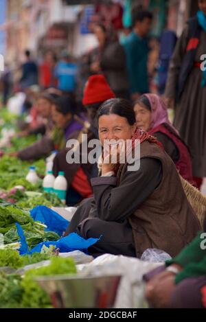 Portrait d'une femme amicale de Ladakhi en tenue locale vendant des légumes au marché, Leh, Jammu et Cachemire, Inde Banque D'Images