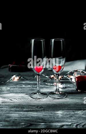 Deux verres avec cœur rouge à l'intérieur sur fond noir. Banque D'Images