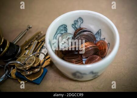 Changement lâche dans un bol de changement dans un appartement à New York le mercredi 25 novembre 2020. En raison de la pandémie, il y a eu une pénurie de pièces de monnaie et la Réserve fédérale a exhorté les gens à remettre les pièces en circulation. (© Richard B. Levine) Banque D'Images