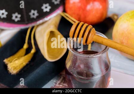 Miel et pommes de vacances juives Rosh Hashanah torah livre, kippah a yamolka tali Banque D'Images