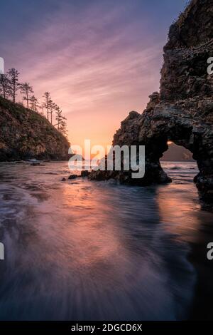 Trinidad State Beach, Californie au coucher du soleil avec Rock Arch Banque D'Images