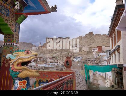 Scène de rue typique de l'autre côté de Leh en direction du palais de Leh. Leh, Ladakh, Jammu-et-Cachemire, Inde Banque D'Images