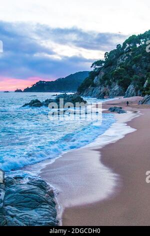 Gérone, Espagne. 8 décembre 2020. Mer Méditerranée ondulée au coucher du soleil à Cala sa Boadella près de Lloret de Mar, Espagne. Credit: Dino Geromella / Alamy Live News Banque D'Images