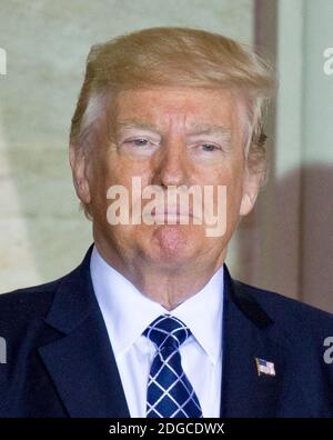 Le président des États-Unis Donald J. Trump observe la procession des drapeaux militaires à la suite de ses remarques lors de la cérémonie nationale de commémoration des jours du souvenir à la rotonde du Capitole des États-Unis à Washington, DC, États-Unis, le mardi 25 avril 2017. Cette célébration fait partie des grandes cérémonies du Yom HaShoah ou du jour du souvenir de l'Holocauste dans le monde entier. Photo de Ron Sachs/CNP/ABACAPRESS.COM Banque D'Images