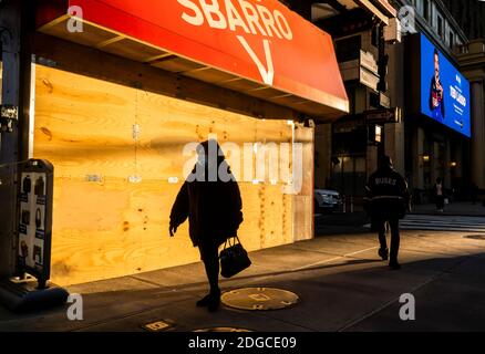 Le lundi 7 décembre 2020, les gens passent devant une succursale fermée de la chaîne de restaurants italiens Sbarro dans le quartier de Herald Square à New York. (© Richard B. Levine) Banque D'Images