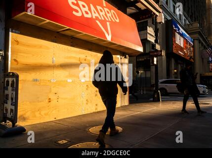 Le lundi 7 décembre 2020, les gens passent devant une succursale fermée de la chaîne de restaurants italiens Sbarro dans le quartier de Herald Square à New York. (© Richard B. Levine) Banque D'Images