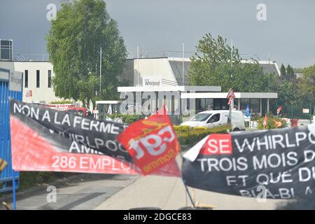Atmosphère à l'usine de Whirlpool, à Amiens, dans le nord de la France, le 26 avril 2017, où l'espoir présidentiel français pour « en marche ! » Le mouvement Emmanuel Macron rencontre des représentants syndicaux. Le géant AMÉRICAIN de l'électroménager a annoncé en janvier son intention d'arrêter la fabrication de sèche-linge dans son usine d'Amiens le 1er juin 2018. La production sera transférée en Pologne. Photo de Christian Liewig/ABACAPRESS.COM Banque D'Images