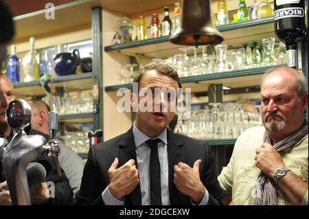 « en marche ! » Candidat aux élections présidentielles Emmanuel Macron rencontre des résidents locaux dans un pub dans le cadre d'un voyage de campagne avant le deuxième tour, à Bully-les-Mines, dans le nord de la France, le 26 avril 2017. Photo par Alcalay/Pool/ABACAPRESS.COM Banque D'Images