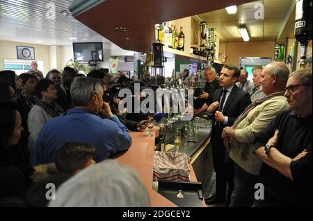 « en marche ! » Candidat aux élections présidentielles Emmanuel Macron rencontre des résidents locaux dans un pub dans le cadre d'un voyage de campagne avant le deuxième tour, à Bully-les-Mines, dans le nord de la France, le 26 avril 2017. Photo par Alcalay/Pool/ABACAPRESS.COM Banque D'Images