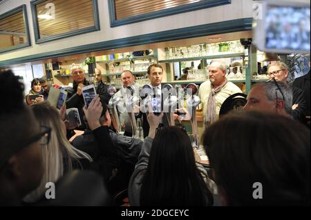 « en marche ! » Candidat aux élections présidentielles Emmanuel Macron rencontre des résidents locaux dans un pub dans le cadre d'un voyage de campagne avant le deuxième tour, à Bully-les-Mines, dans le nord de la France, le 26 avril 2017. Photo par Alcalay/Pool/ABACAPRESS.COM Banque D'Images