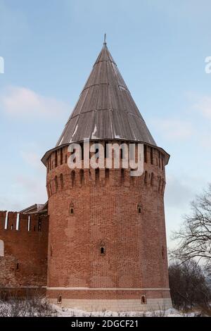 Smolensk Russie janvier 2015. Tour ronde en brique avec un toit triangulaire en bois contre le ciel Banque D'Images