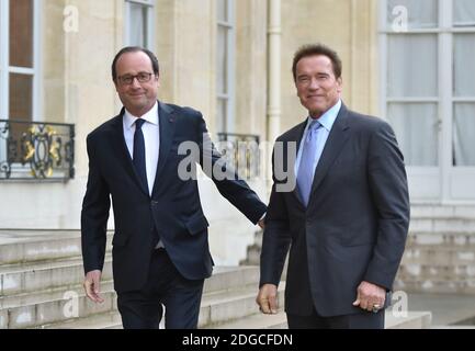 L'ancien gouverneur de Californie et des régions R2O du Climate action fondateur et président Arnold Schwarzenegger répond aux médias dans la cour de l'Elysée après sa rencontre avec le président français François Hollande, à Paris, en France, le 28 avril 2017. Photo de Christian Liewig/ABACAPRESS.COM Banque D'Images