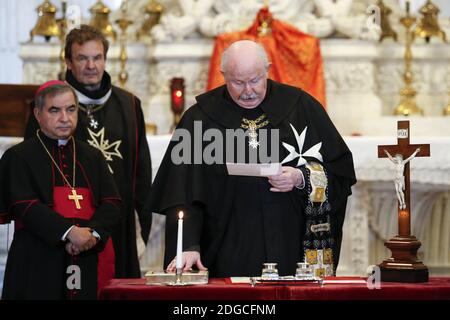 FRA' Giacomo Dalla Torre del Tempio di Sanguinetto, élu lieutenant du Grand Maître de l'ordre souverain de Malte, a prêté serment le 30 avril 2017 dans l'église de Santa Maria à Aventino, à Rome, en Italie, devant le Conseil de l'Etat (Organe électif de l'ordre de Malte) et l'archevêque Angelo Becciu (1re gauche), délégué spécial du Pape. Après le serment, le Grand Commandant, FraâÂ Â Â Â Â Â Â Â Â Â Â Â Â Â Â Â Â Â Â Â€" Ludwig Hoffmann von Rumerstein a conféré le collier du Grand Maître au Lieutenant après quoi le Grand Chancelier Albrecht Boeselager (2ème gauche) a déclaré le Conseil complet de l'Etat di Banque D'Images