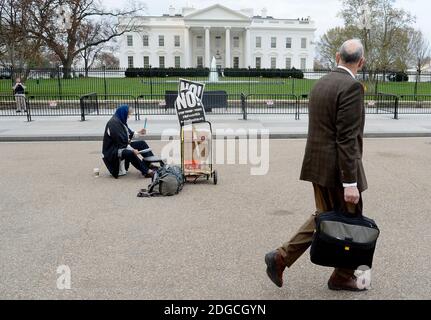 Donald Butner, 57 ans, joue du tambour pour protester contre le président Donald Trump chaque jour depuis le 13 janvier 2017 devant la Maison Blanche à Washington, DC, le 2 mai 2017.photo par Olivier Douliery/ Abaca Banque D'Images