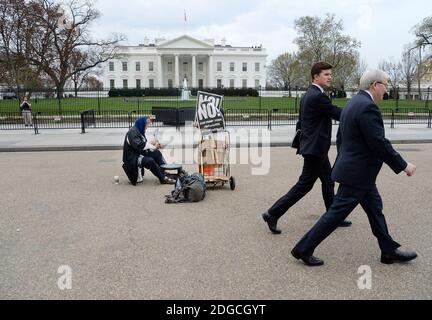 Donald Butner, 57 ans, joue du tambour pour protester contre le président Donald Trump chaque jour depuis le 13 janvier 2017 devant la Maison Blanche à Washington, DC, le 2 mai 2017.photo par Olivier Douliery/ Abaca Banque D'Images