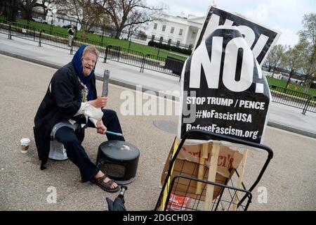 Donald Butner, 57 ans, joue du tambour pour protester contre le président Donald Trump chaque jour depuis le 13 janvier 2017 devant la Maison Blanche à Washington, DC, le 2 mai 2017.photo par Olivier Douliery/ Abaca Banque D'Images