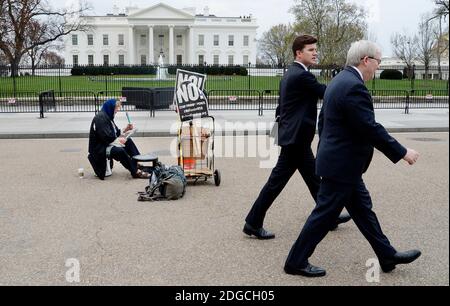 Donald Butner, 57 ans, joue du tambour pour protester contre le président Donald Trump chaque jour depuis le 13 janvier 2017 devant la Maison Blanche à Washington, DC, le 2 mai 2017.photo par Olivier Douliery/ Abaca Banque D'Images