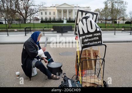 Donald Butner, 57 ans, joue du tambour pour protester contre le président Donald Trump chaque jour depuis le 13 janvier 2017 devant la Maison Blanche à Washington, DC, le 2 mai 2017.photo par Olivier Douliery/ Abaca Banque D'Images