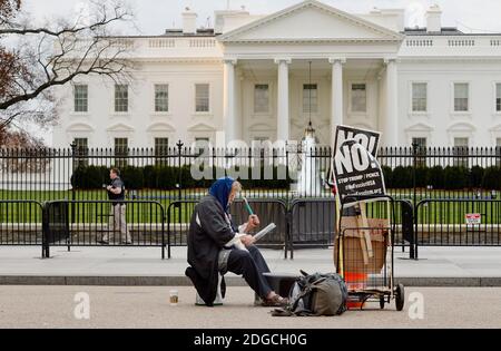 Donald Butner, 57 ans, joue du tambour pour protester contre le président Donald Trump chaque jour depuis le 13 janvier 2017 devant la Maison Blanche à Washington, DC, le 2 mai 2017.photo par Olivier Douliery/ Abaca Banque D'Images