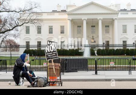 Donald Butner, 57 ans, joue du tambour pour protester contre le président Donald Trump chaque jour depuis le 13 janvier 2017 devant la Maison Blanche à Washington, DC, le 2 mai 2017.photo par Olivier Douliery/ Abaca Banque D'Images