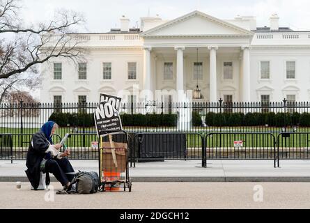 Donald Butner, 57 ans, joue du tambour pour protester contre le président Donald Trump chaque jour depuis le 13 janvier 2017 devant la Maison Blanche à Washington, DC, le 2 mai 2017.photo par Olivier Douliery/ Abaca Banque D'Images