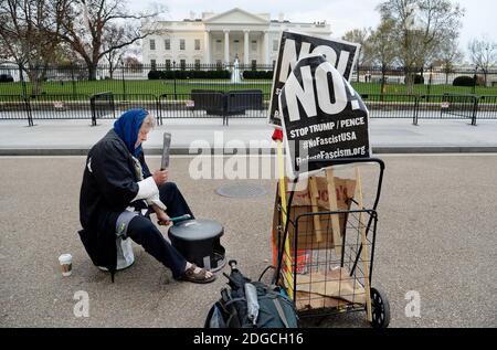 Donald Butner, 57 ans, joue du tambour pour protester contre le président Donald Trump chaque jour depuis le 13 janvier 2017 devant la Maison Blanche à Washington, DC, le 2 mai 2017.photo par Olivier Douliery/ Abaca Banque D'Images