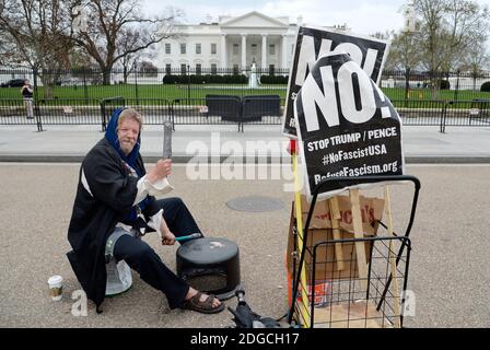 Donald Butner, 57 ans, joue du tambour pour protester contre le président Donald Trump chaque jour depuis le 13 janvier 2017 devant la Maison Blanche à Washington, DC, le 2 mai 2017.photo par Olivier Douliery/ Abaca Banque D'Images