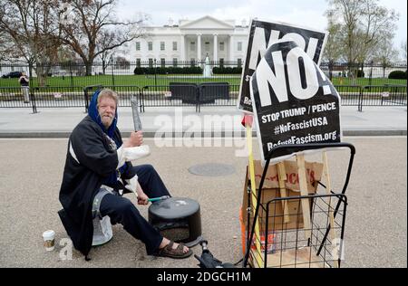 Donald Butner, 57 ans, joue du tambour pour protester contre le président Donald Trump chaque jour depuis le 13 janvier 2017 devant la Maison Blanche à Washington, DC, le 2 mai 2017.photo par Olivier Douliery/ Abaca Banque D'Images