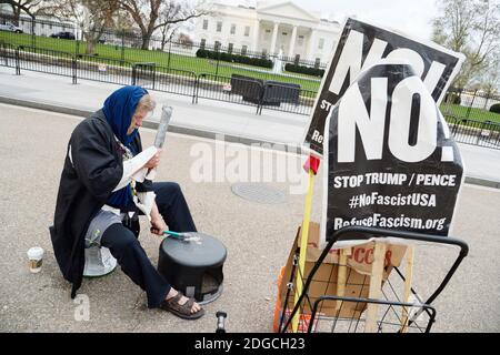 Donald Butner, 57 ans, joue du tambour pour protester contre le président Donald Trump chaque jour depuis le 13 janvier 2017 devant la Maison Blanche à Washington, DC, le 2 mai 2017.photo par Olivier Douliery/ Abaca Banque D'Images