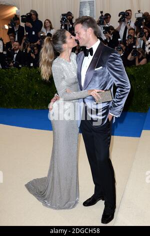 Gisele Bundchen et Tom Brady arrivant sur le tapis rouge à l'Institut de costume avantage au Metropolitan Museum of Art célébrant l'ouverture de Rei Kawakubo/Comme des Garcons: Art des intermédiaires à New York City, NY, USA, le 1er mai 2017. Photo d'Aurore Marechal/ABACAPRESS.COM Banque D'Images