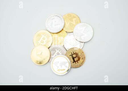 Bouquet de pièces de monnaie Crypto avec l'accent sur le Bitcoin BTC Banque D'Images