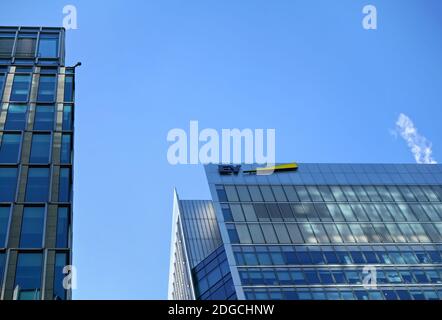 Londres, Royaume-Uni - 03 février 2019 : panneaux bleu et jaune EY à l'entrée de leur bureau à Canary Wharf. Il s'agit de la com des services professionnels au Royaume-Uni Banque D'Images