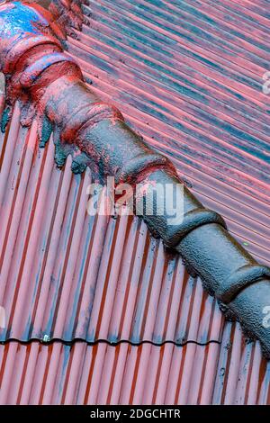 Vieux toit en céramique sale couvre la maison. Pente d'angle matière naturelle nervurée Banque D'Images