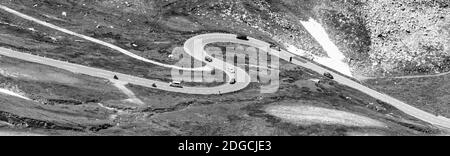 Route asphaltée de montagne en serpentin. Sinueuse Grossglockner High Alpine Road à High Tauern, Autriche. Image en noir et blanc. Banque D'Images