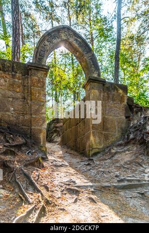 Porte en pierre abandonnée avec arche gothique près de Mala Skala, République tchèque Banque D'Images