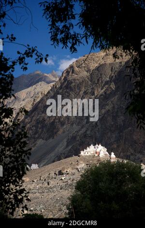 Monastère de Diskit également connu sous le nom de Deskit Gompa ou Diskit Gompa est le plus ancien et le plus grand monastère bouddhiste de la vallée de Nubra. Vue depuis le village de Diskit. Il appartient à la secte Gelugpa du bouddhisme tibétain. Ladakh, Jammu-et-Cachemire, Inde Banque D'Images