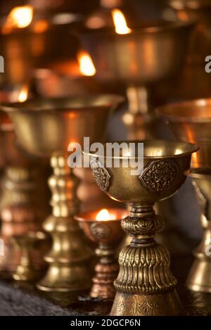 Bougies votives rituelles, Palais royal de Shey, Shey, Ladakh, Jammu-et-Cachemire, Inde Banque D'Images