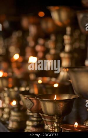 Bougies votives rituelles, Palais royal de Shey, Shey, Ladakh, Jammu-et-Cachemire, Inde Banque D'Images