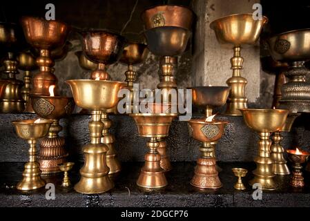 Bougies votives rituelles, Palais royal de Shey, Shey, Ladakh, Jammu-et-Cachemire, Inde Banque D'Images