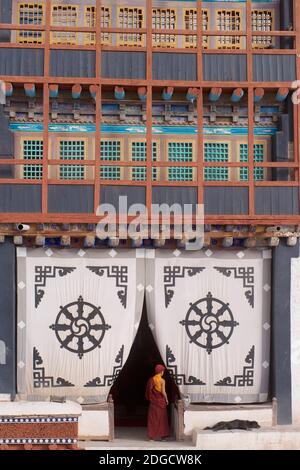 Tôt le matin au monastère de Hemis. Un jeune moine à l'extérieur de la salle de prière. Architecture bouddhiste tibétaine traditionnelle. Hemis, Ladakh, Jammu-et-Cachemire, Inde Banque D'Images