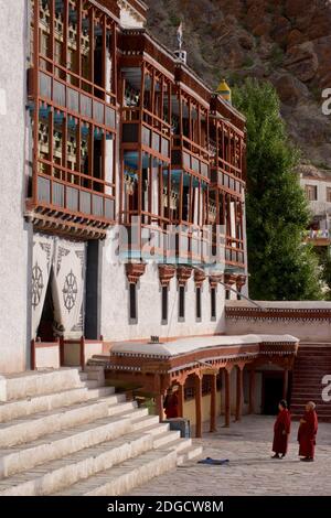 Tôt le matin au monastère d'Hemis. Deux moines se dirigeant vers la salle de prière. Hemis, Ladakh, Jammu-et-Cachemire, Inde Banque D'Images