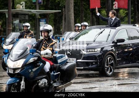 Le nouveau président français Emmanuel Macron salue la foule de sa voiture lorsqu'il revient à l'Elysée, à Paris, en France, le 14 mai 2017. Banque D'Images