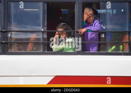 Enfants indiens, passagers en bus. Kharu, Ladakh, Jammu-et-Cachemire, Inde Banque D'Images